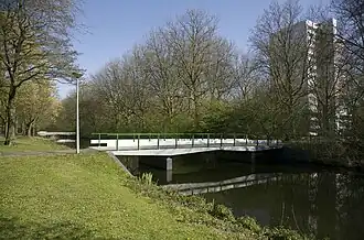 Brug 830 (2010) met op de achtergrond Teilingenflat