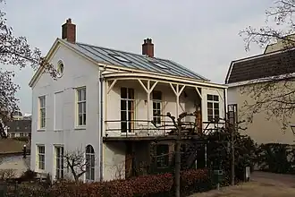 De voormalige ziekenboeg die behoorde bij de Kweekschool voor Zeevaart te Leiden. Nu in gebruik als woonhuis.