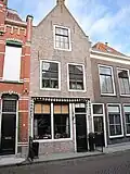 Huis met geverfde tuitgevel