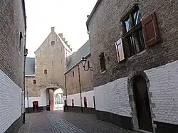 Binnenplaats met baksteenmuren