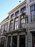 Huis met gepleisterde lijstgevel