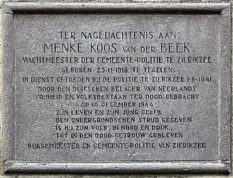 Gedenkplaat voor Menke van der Beek aan de stadhuisgevel van Zierikzee