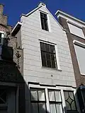 Huis met gepleisterde tuitgevel