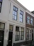Huis met gepleisterde lijstgevel