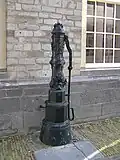 Gietijzeren pomp voor het raadhuis