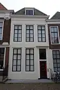 Huis met gepleisterde lijstgevel