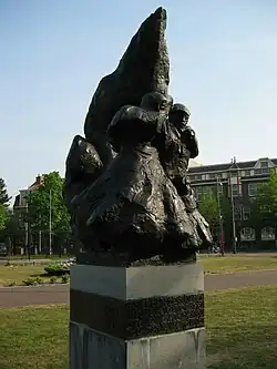 Detail Zigeunermonument Hel en vuur