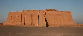 Gedeeltelijk gereconstrueerde gevel en de toegangstrap van de ziggurat. De overblijfselen van de Nieuw-Babylonische restauratie zijn bovenaan te zien.