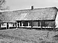 Boerderij langhuis, thans bungalow. Moderne schoorsteen doet afbreuk aan het aanzien