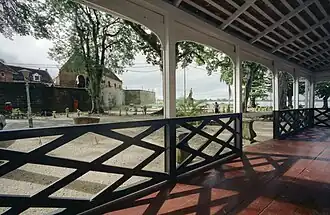 Zeelandiastraat met het Fort Zeelandia, het standbeeld van koningin Wilhelmina en de Surinamerivier, 2000