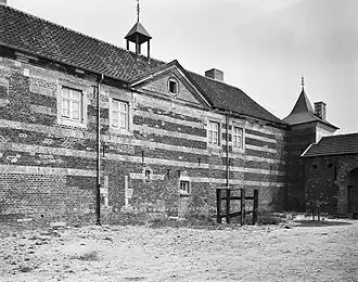 De tussenvleugel met het fronton aan de binnenplaats van het kasteelgedeelte.