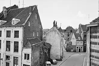 Achter de Molens, locatie van de Looierspoort. Links een muurfragment, waarschijnlijk van de poort. De muur in het midden is een zijgevel van Achter de Molens 26, 28 en 30.