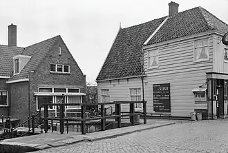 De brug met links de bakkerij met opschrift "Van Ouds De Duivekater" in 1965