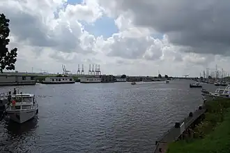 Het Zijkanaal D tussen het Noordzeekanaal en de sluis van Nauerna