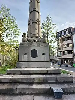 Zijkant 4 van de sokkel