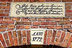 Gevelstenen boven de ingang