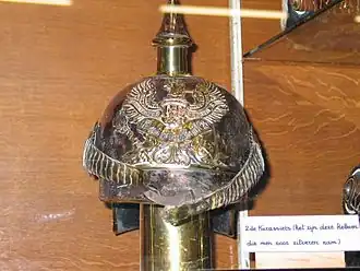 Een van de zilveren helmen