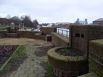 Een zitje met uitzicht op de Centrale Markthallen en het Westelijk Marktkanaal in het Jan van Galenplantsoen