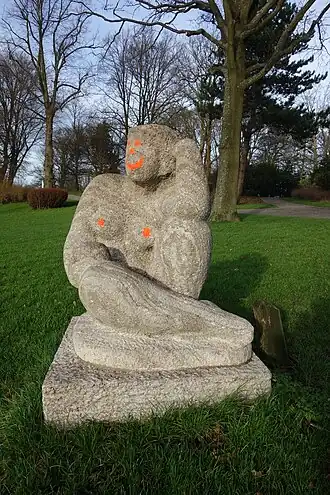 Zittende Vrouw, door Charlotte van Pallandt. Beschadigd door graffiti.