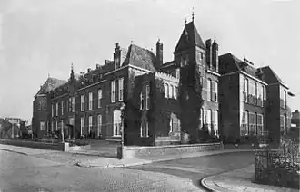 Het voormalige ziekenhuis met linksvoor de huidige Dr. Boumaweg (1910).