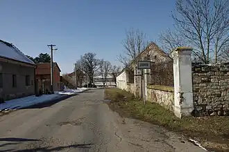 Toegangsweg tot het dorp (2013)