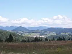 Uitzicht op het dorp Zmeitsa en de bergtop Videnitsa