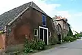 Herenhuis met hek en koetshuis met aangebouwde schuur