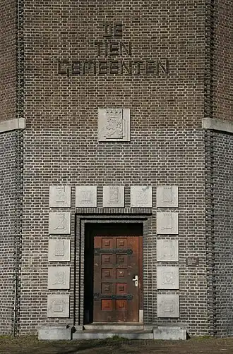 Ingang met wapenschilden