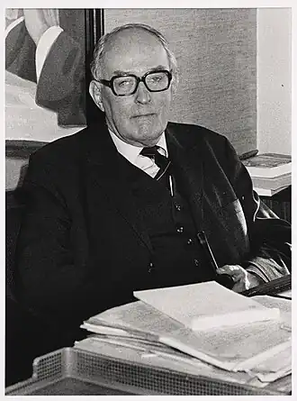 Cath in zijn werkkamer, met linksboven zichtbaar een schilderij van Rein Dool