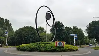 Rotonde Meerkerkdreef/Reigersbosdreef met kunstwerk (juli 2019)