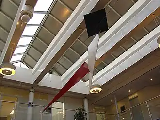 Zonder titel door Siebe Hansma in de patio van het gemeentehuis van Stadskanaal (1992)