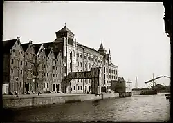 Nieuwbouw in 1896; drie van de vijf pakhuizen staan er nog in 2018