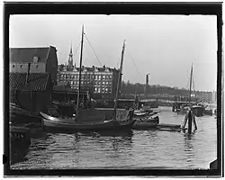 Dubbele basculebrug (1896), het huizenblok staat er in 2018 nog