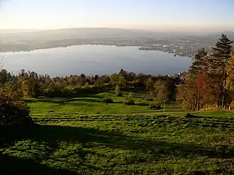 Uitzicht op het meer van Zug vanaf de Zugerberg.