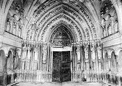 Het gehavende portaal vóór de Cuypers-restauratie