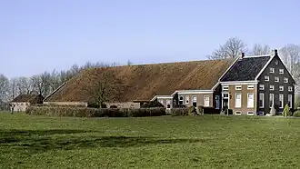 Oldambtster boerderij met verscheidene krimpen, een zaadzolder en medaillon in de top van de gevel