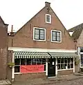 Huis met brede puntgevel