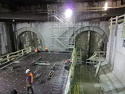 Zuidelijke brilwand station Rokin met ruwbouw perron, november 2011.