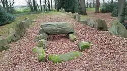 De zuidelijke grafkamer in het langgraf, er is nog één deksteen op de draagstenen aanwezig