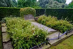 Graf van de familie Fongers op de Zuiderbegraafplaats in Groningen. Het graf is omringd door een taxushaag en ligt als een van de weinige gekeerd naar het noorden, waar de fietsenfabriek van Fongers stond.