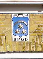 Gevelsteen met jaartal en wapen van Dokkum