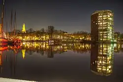 Bij avond vanaf de kade Bij de Sluis