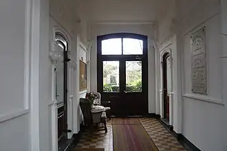 De centrale hal binnen het hofje