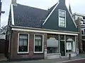 Houten huis in l-vorm