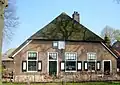 Gave boerderij onder rieten wolfsdak en met in de voorgevel jaartalankers: 1849