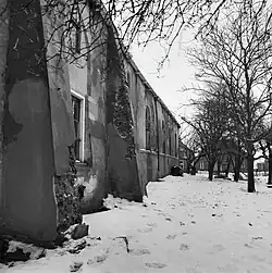 De zwaar vervallen kerk in 1979