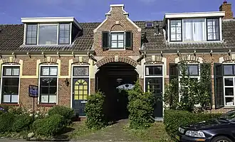 Centrale poort van de 'zeven huisjes' aan de Beijumerweg