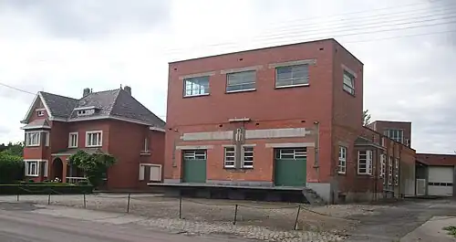 Villa met omhaagde voortuin