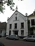 Baptistenkerk in Waterstaatstijl met dienstwoning