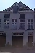 Pand onder hoog schilddak, waarin hijsvenster met fronton